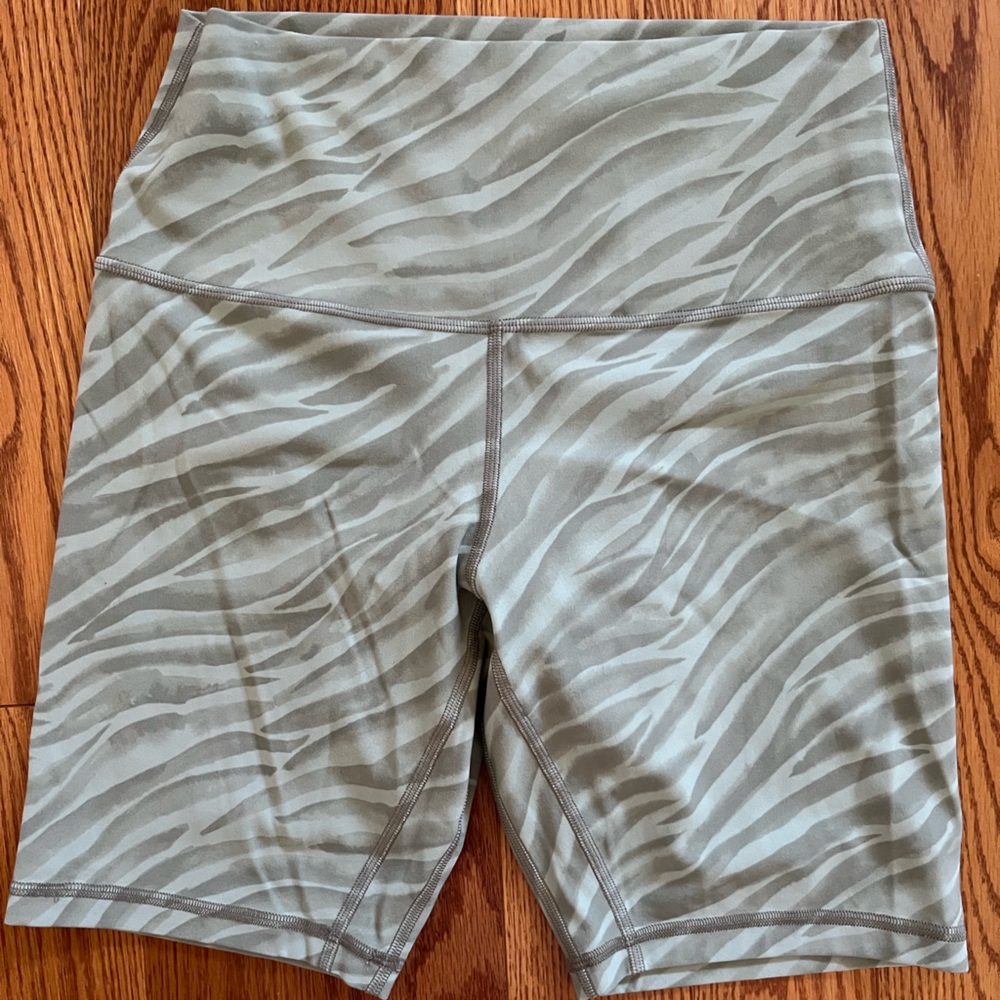 Lululemon size 8 Align biking shorts. Very comfortable. Worn only once.